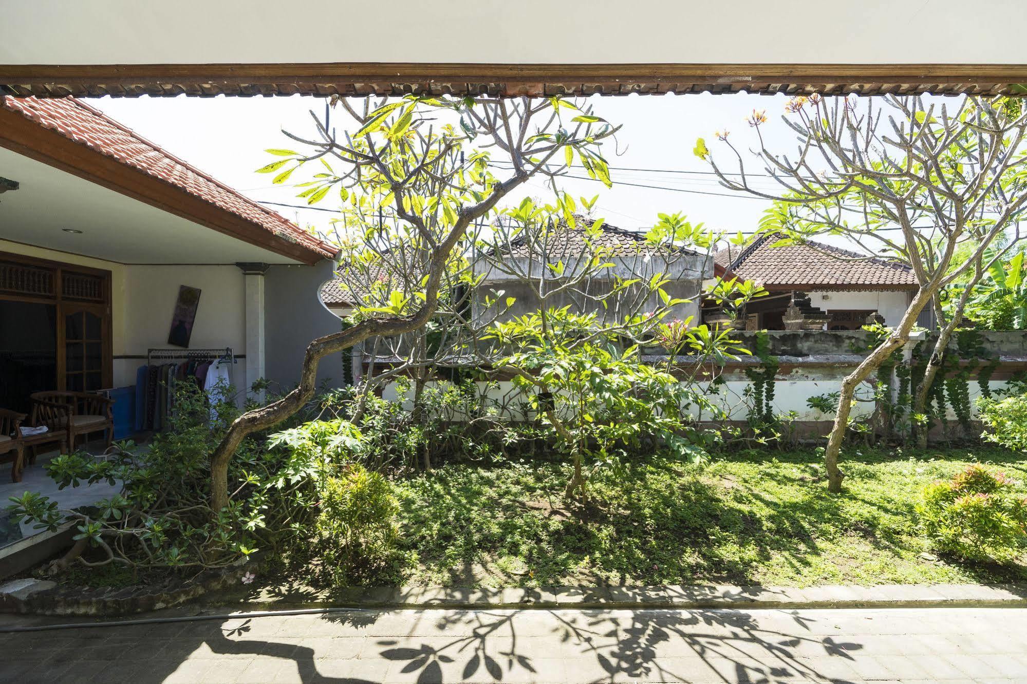Отель Reddoorz @ Tanjung Benoa Нуса-Дуа Экстерьер фото